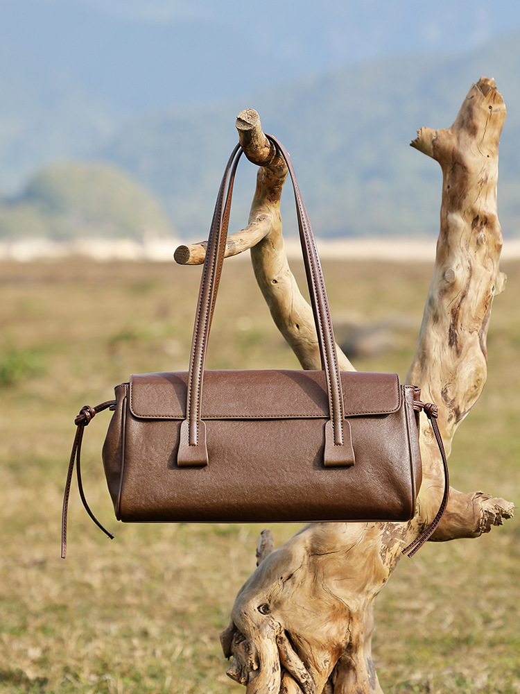 Vegetable-Tanned Pillow-Baguette Underarm Bag view 5