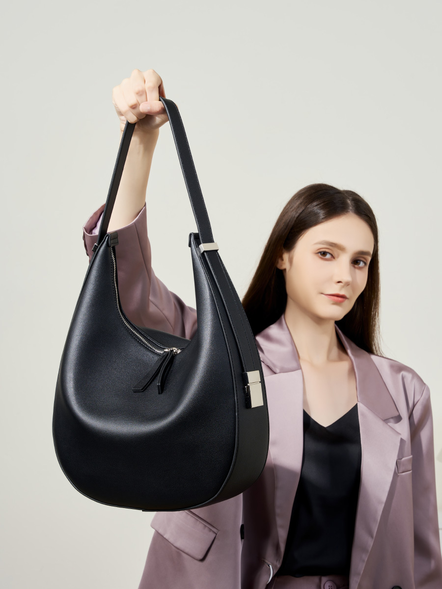 YY-BAG-013 حقيبة كتف هلالية-دلو من جلد البقر باللون الأبيض المائل — مصنع حقائب هلالية بالجملة YANYAN