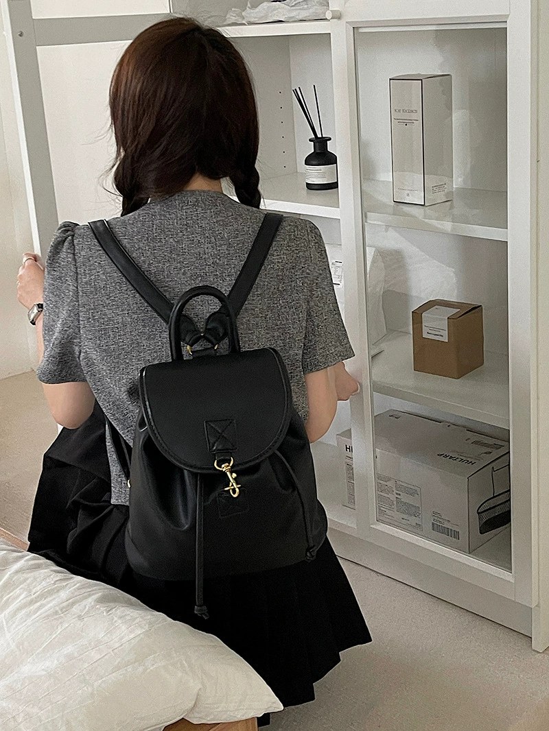 حقيبة ظهر من الجلد البولي يوريثان الأسود للبيع بالجملة OEM — مصنع حقائب YANYAN Bags في قوانغتشو