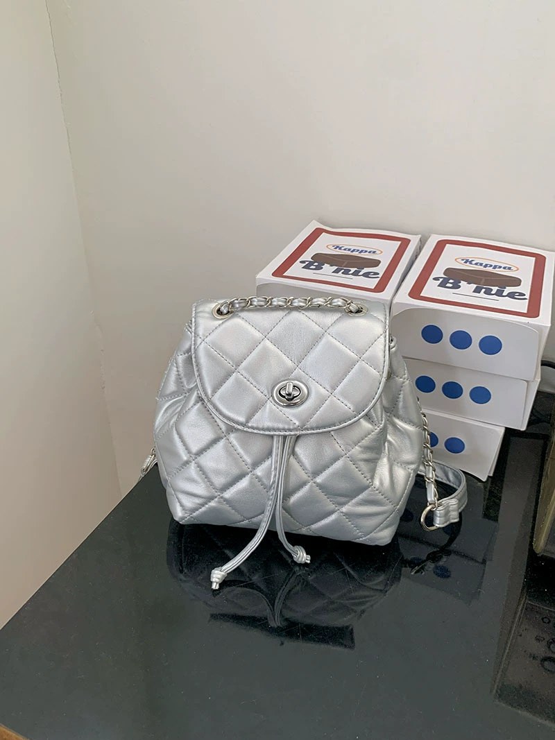 حقيبة ظهر من جلد PU الفضي للبيع بالجملة OEM — مصنع حقائب YANYAN Bags في قوانغتشو