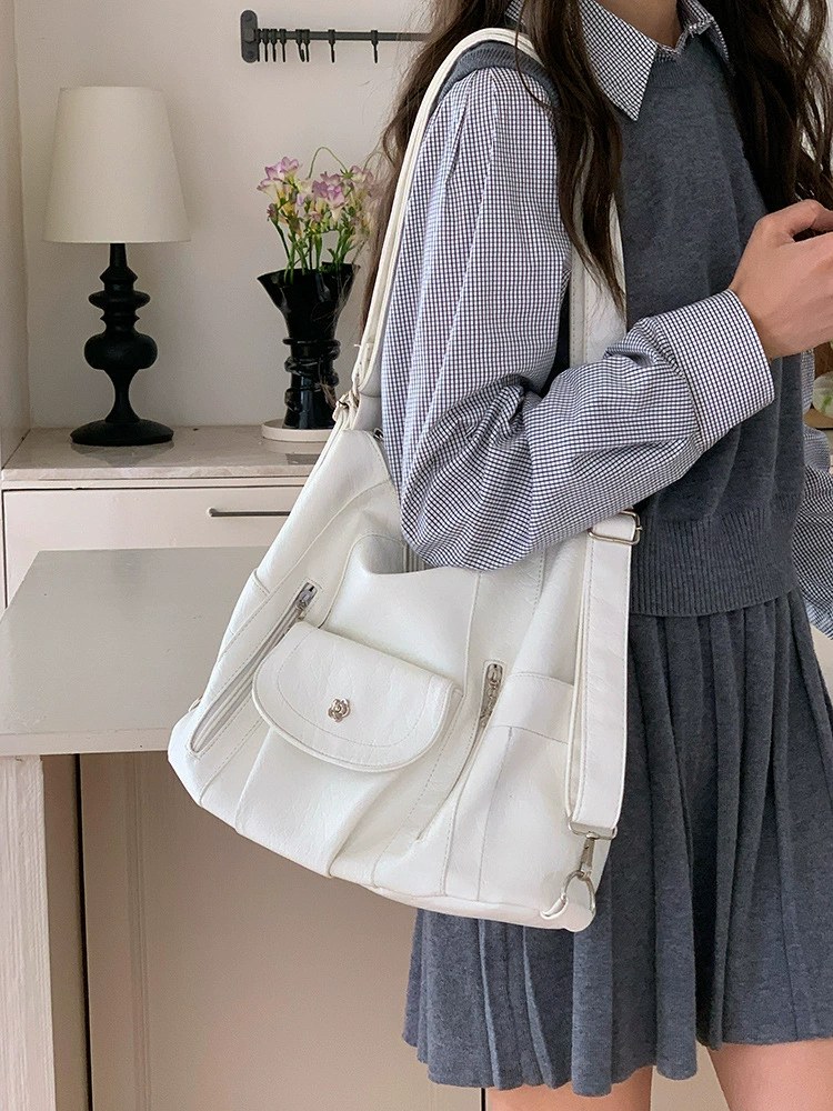 حقيبة ظهر من جلد PU للبيع بالجملة OEM — مصنع حقائب YANYAN Bags في قوانغتشو
