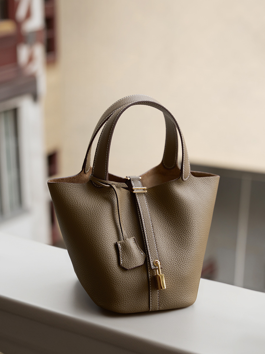 MOQ and shipping options for wholesale handbag orders at YANYAN