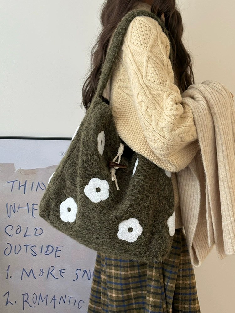 Bolso Cubo de Pelo Sintético Afelpado view 3