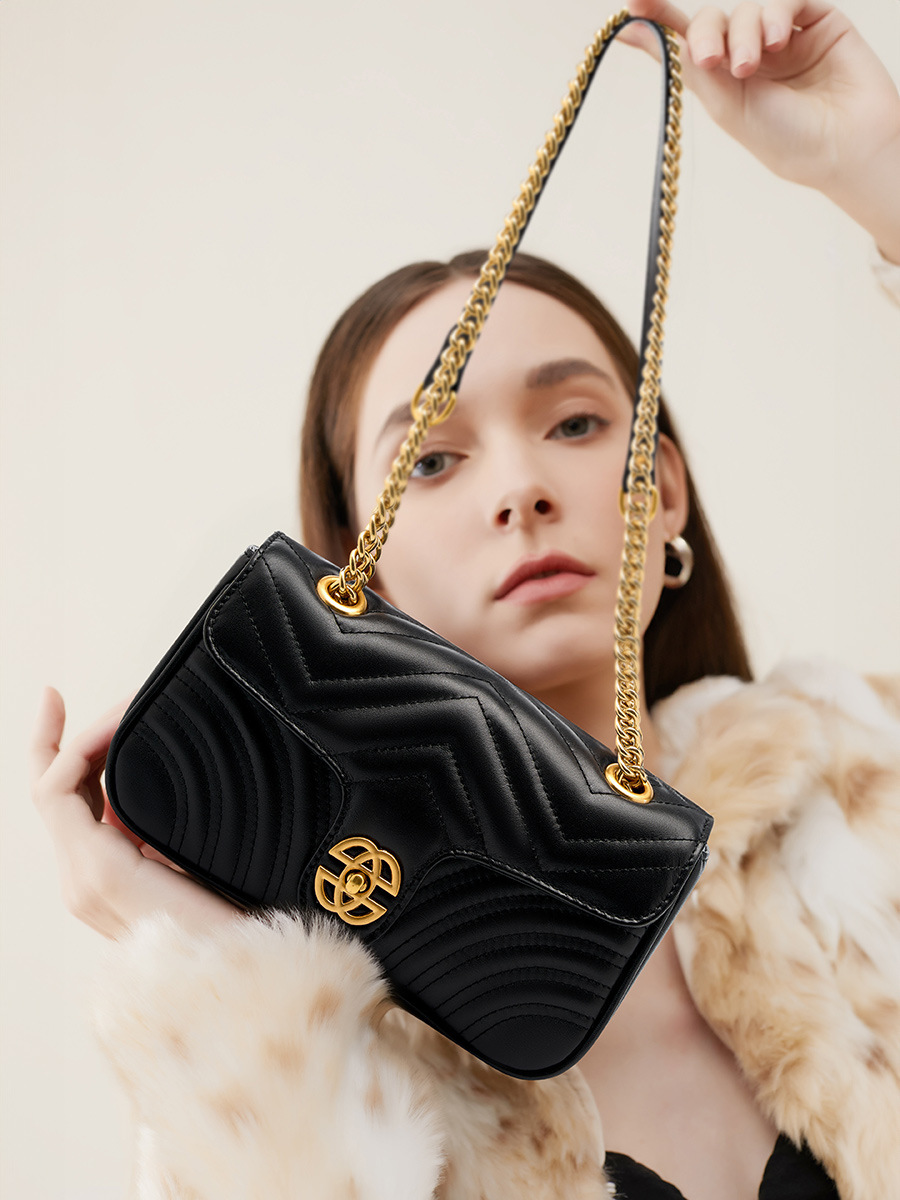 YY-CRO-012 heart-quilted chain mini crossbody bag in black — wholesale quilted chain bag manufacturer YANYAN