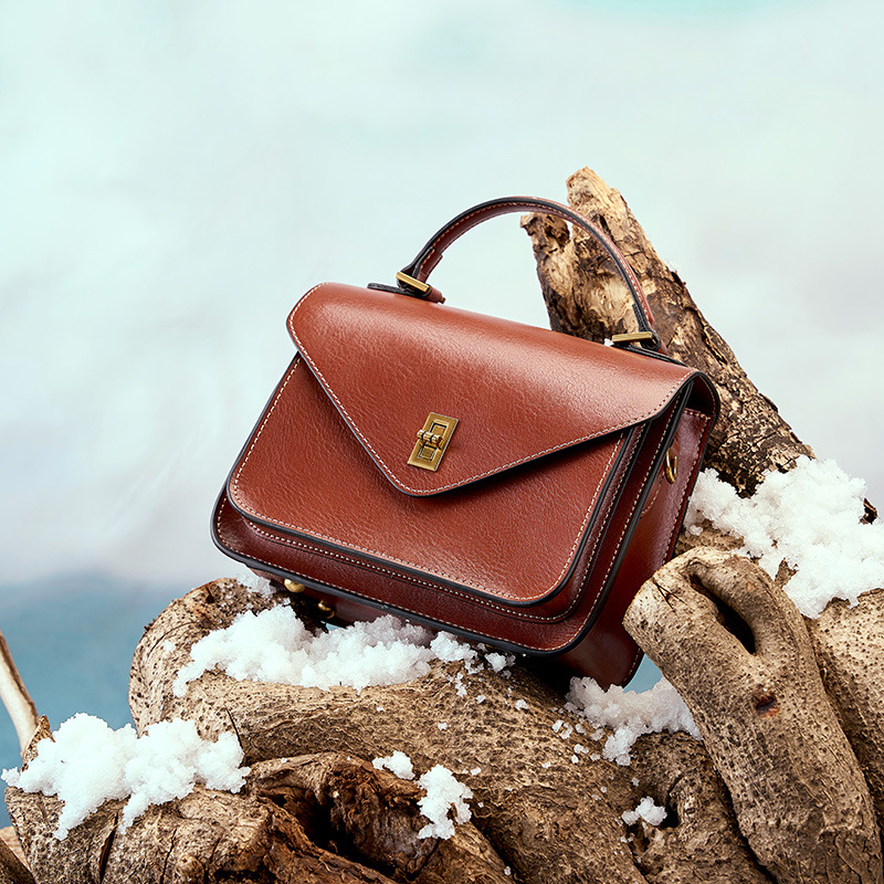 YY-SHO-007 vegetable-tanned cowhide messenger bag in dark brown — wholesale heritage messenger manufacturer YANYAN
