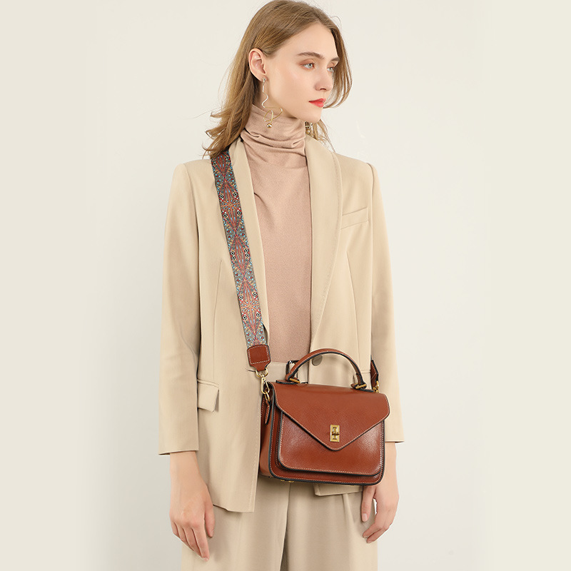 Vegetable-Tanned Cowhide Messenger Bag — Heritage Style view 4