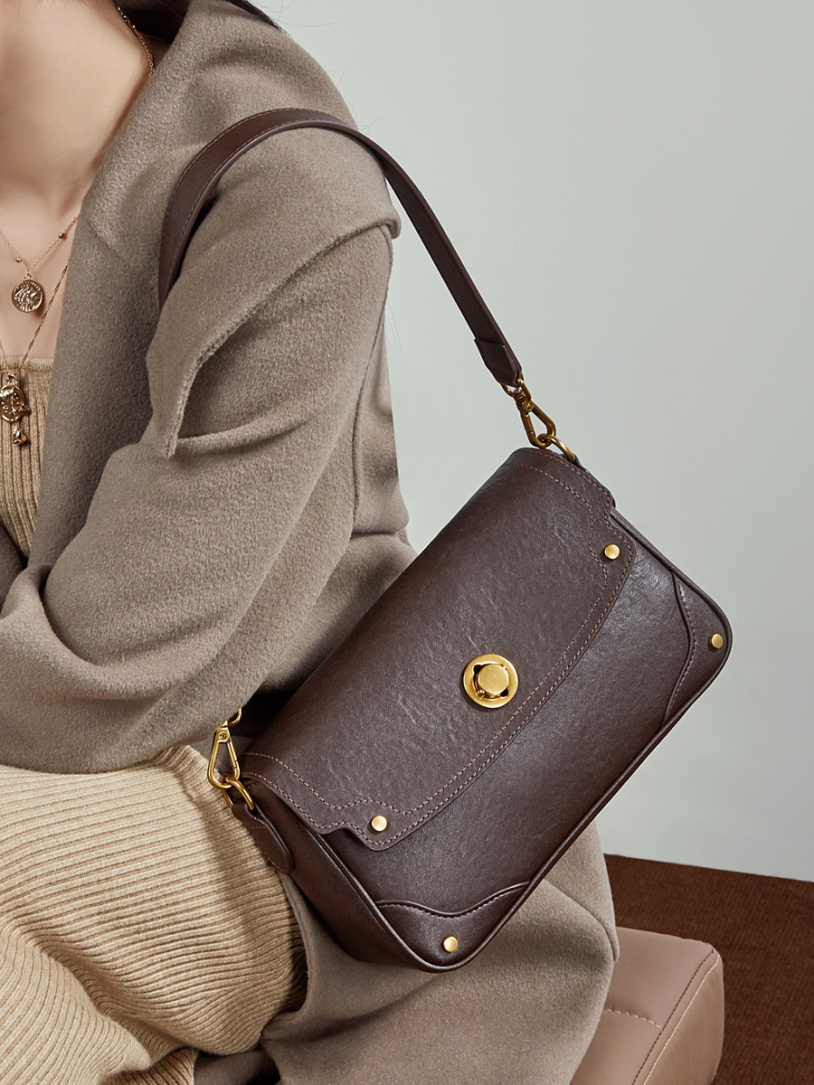 YY-SHO-012 vegetable-tanned cowhide messenger shoulder bag in chocolate — wholesale compact messenger manufacturer YANYAN