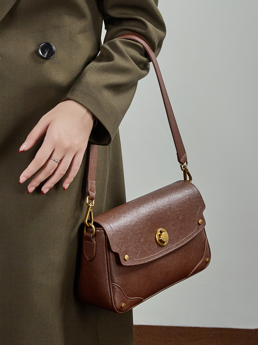 Vegetable-Tanned Messenger Shoulder — Compact Heritage Style view 2
