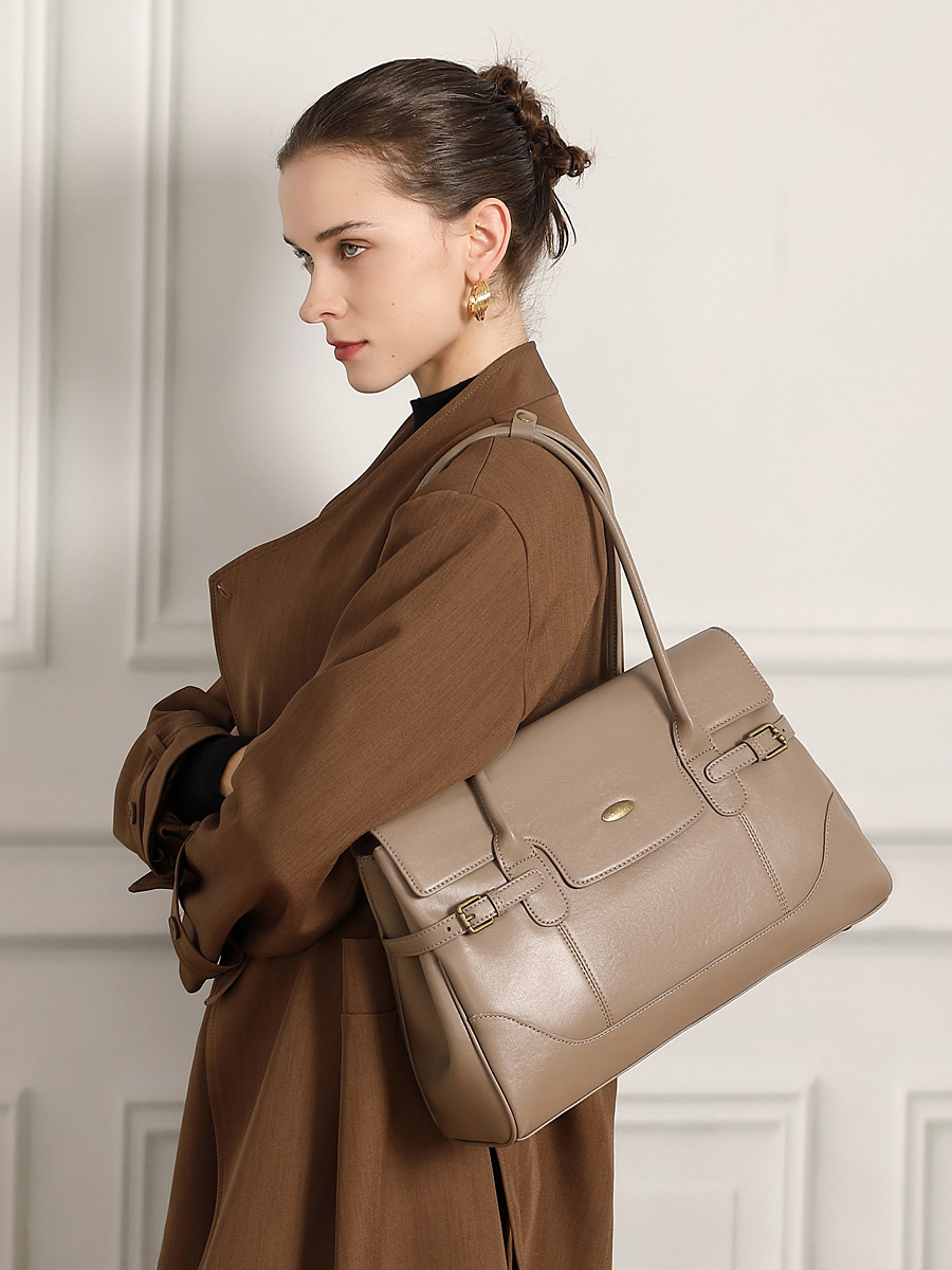 Large-Capacity Cowhide Vintage Commute Tote view 2