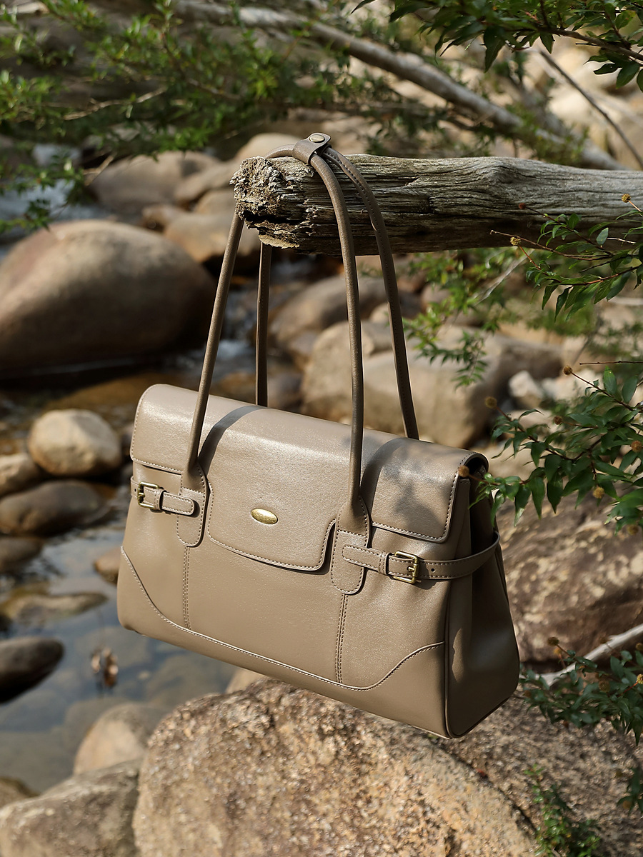 Large-Capacity Cowhide Vintage Commute Tote view 3