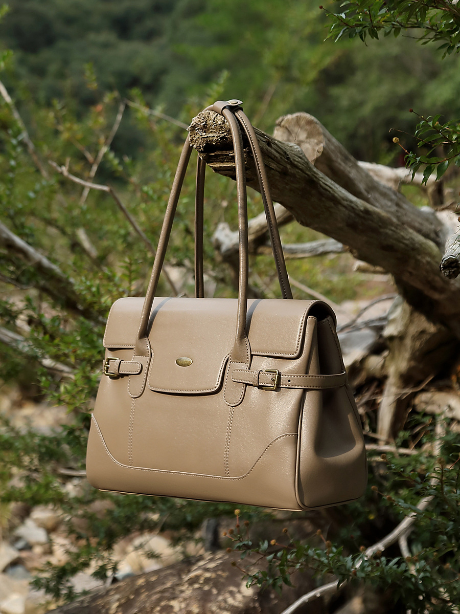 Large-Capacity Cowhide Vintage Commute Tote view 4