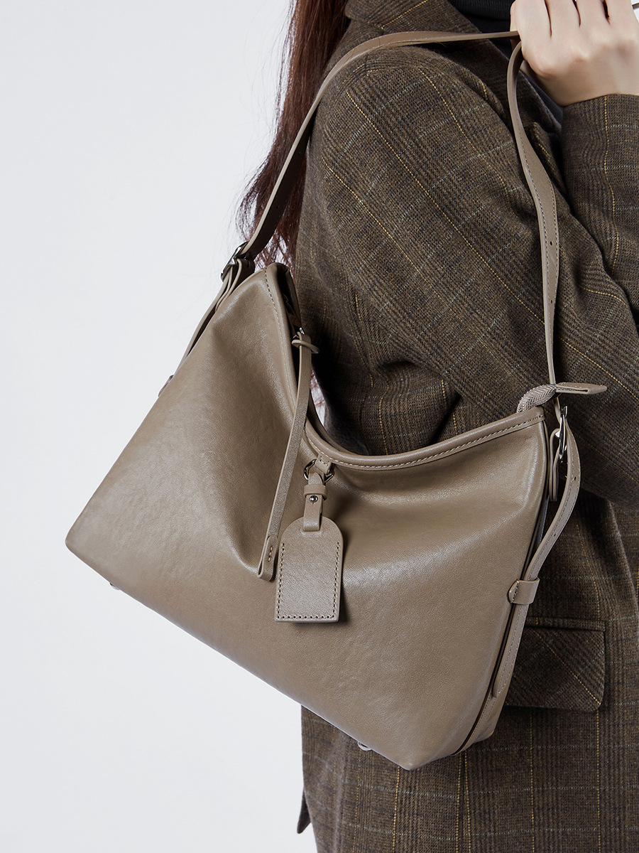 Vegetable-Tanned Cowhide Slouchy Tote — Large-Capacity Daily view 3