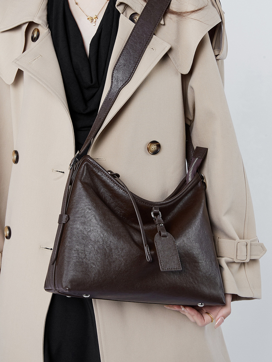 Vegetable-Tanned Cowhide Slouchy Tote — Large-Capacity Daily view 4