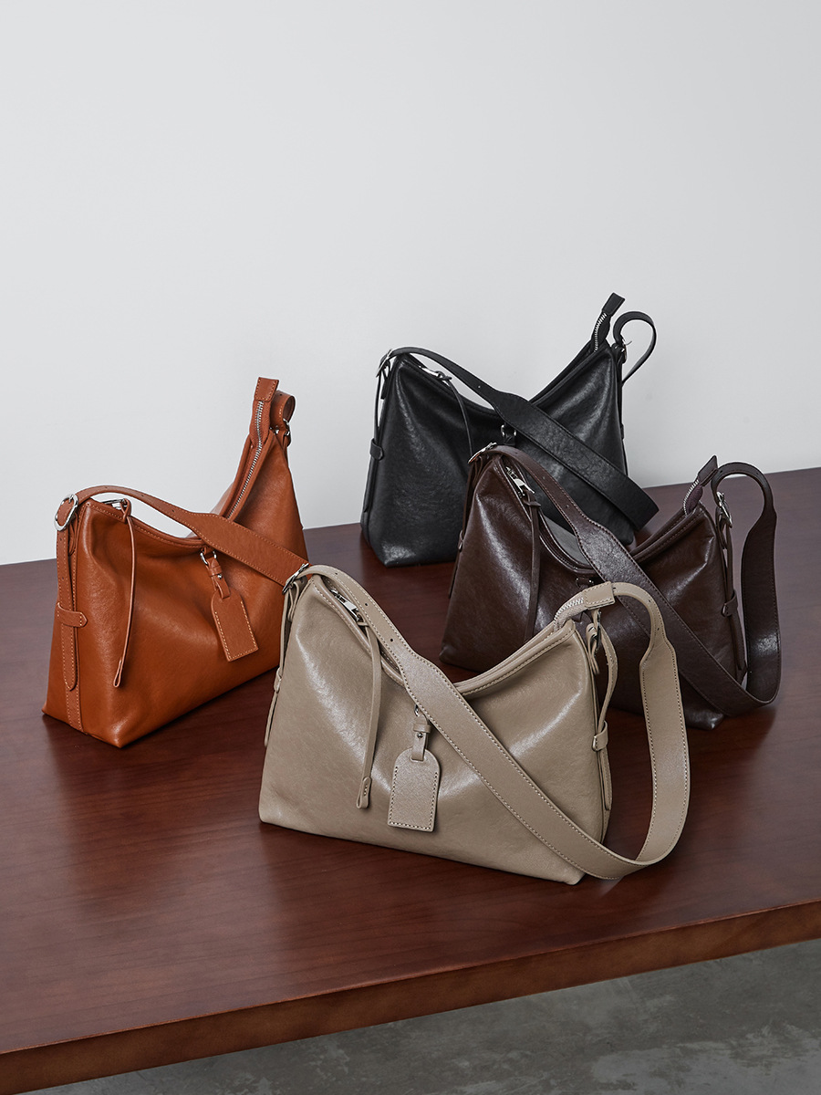 Vegetable-Tanned Cowhide Slouchy Tote — Large-Capacity Daily view 5