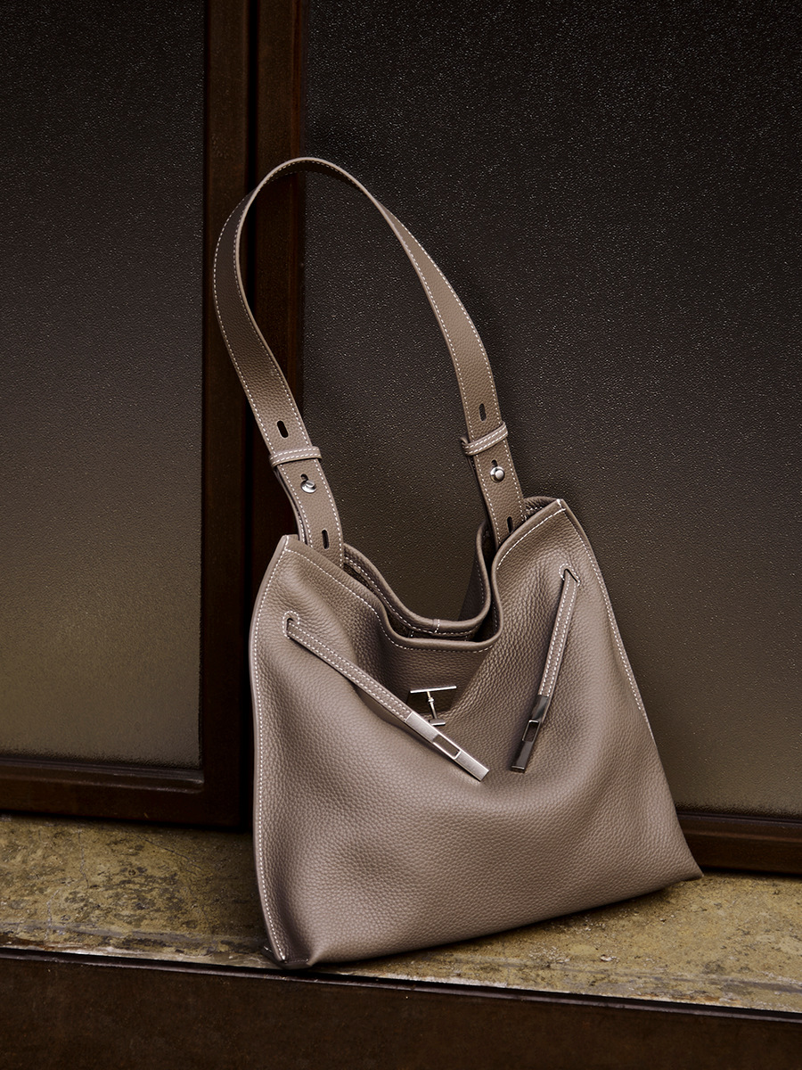 Heavy TC Cowhide Kelly Tote — Tall Vertical Commute view 5