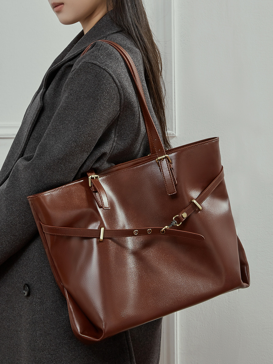 Vegetable-Tanned Trapezoid Large Tote — Casual Statement Carry view 2