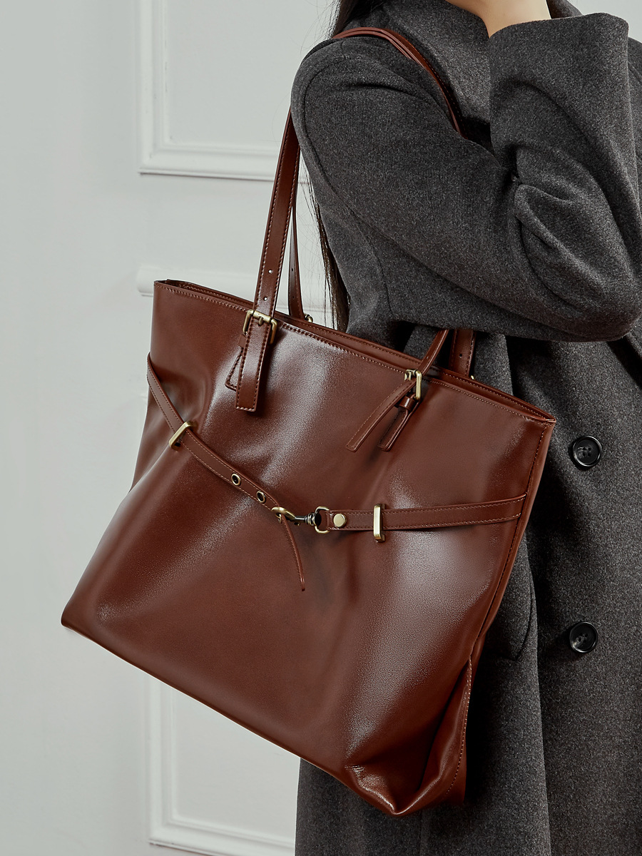 Vegetable-Tanned Trapezoid Large Tote — Casual Statement Carry view 4