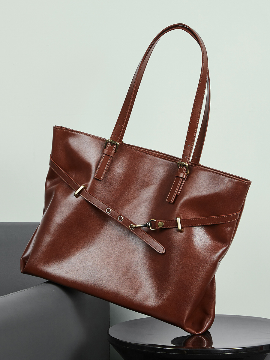 Vegetable-Tanned Trapezoid Large Tote — Casual Statement Carry view 5